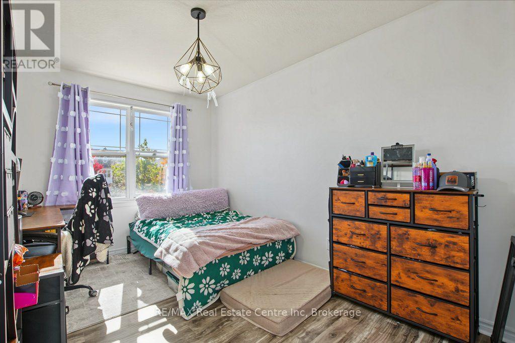 978 Edinburgh Road S Property Photo 16