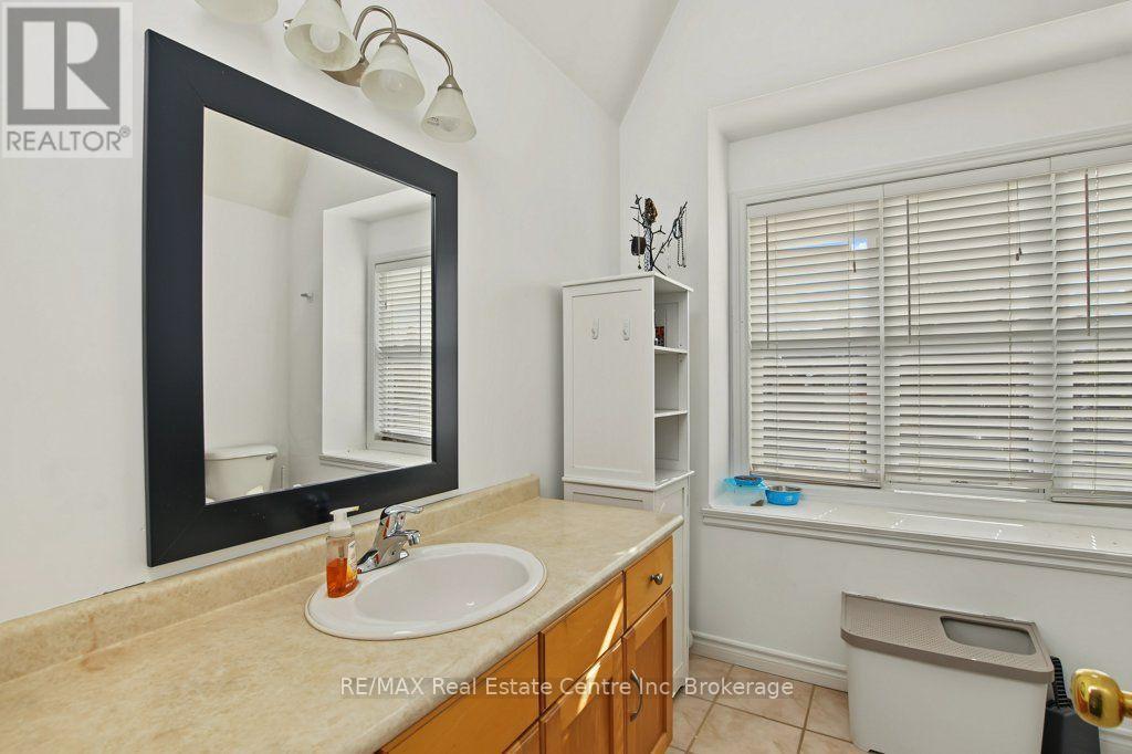 978 Edinburgh Road S Property Photo 18