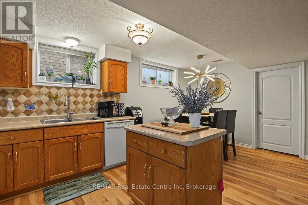978 Edinburgh Road S Property Photo 27