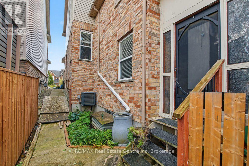 978 Edinburgh Road S Property Photo 35