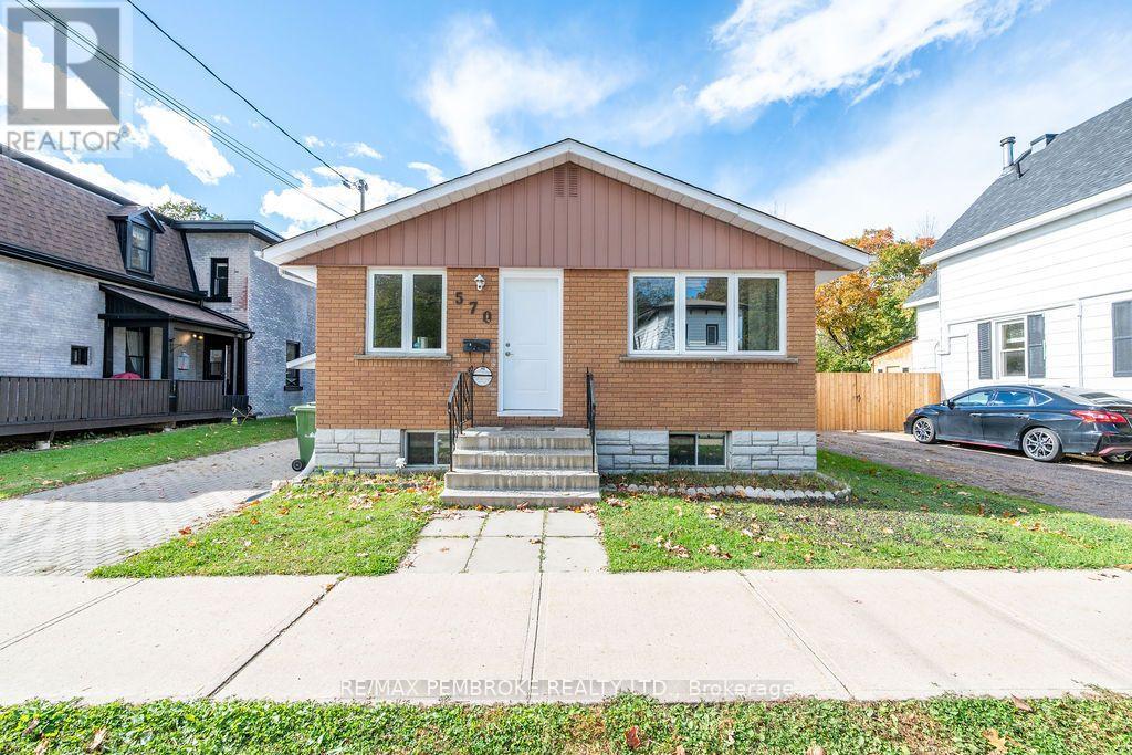 570 MOFFAT STREET Property Photo 1