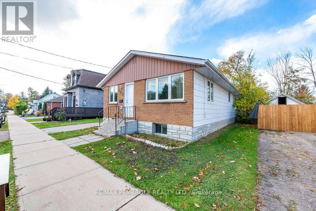 570 Moffat Street Property Photo 3