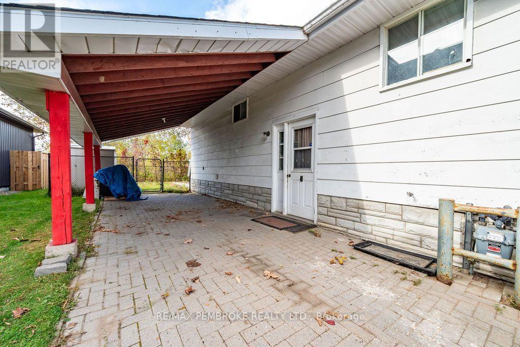 570 Moffat Street Property Photo 5