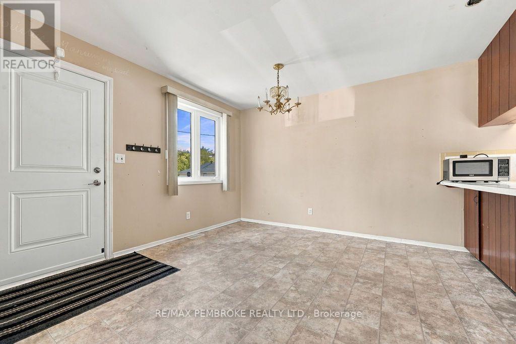 570 Moffat Street Property Photo 6