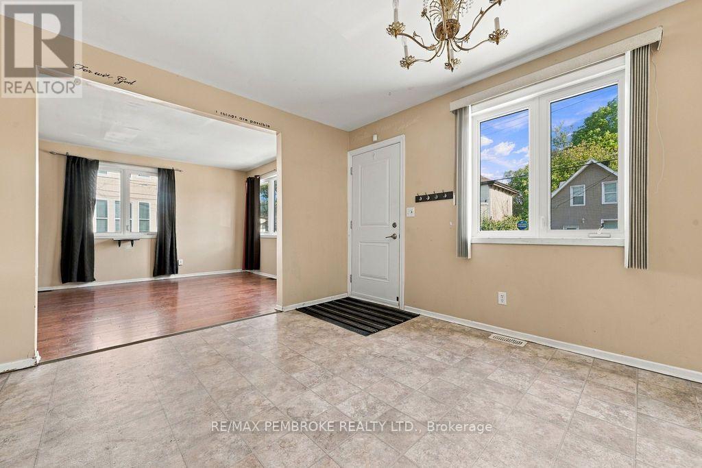 570 Moffat Street Property Photo 7