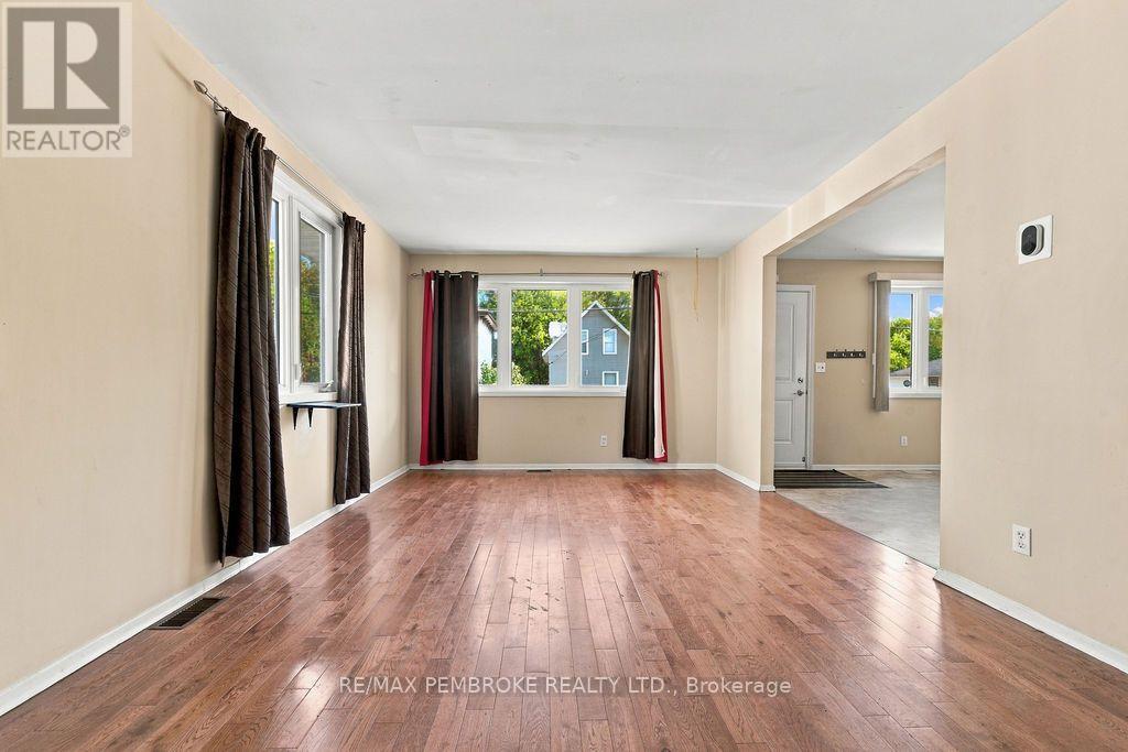 570 Moffat Street Property Photo 8