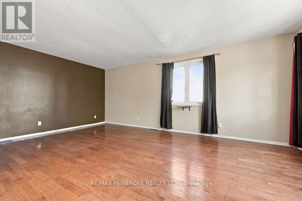 570 Moffat Street Property Photo 9