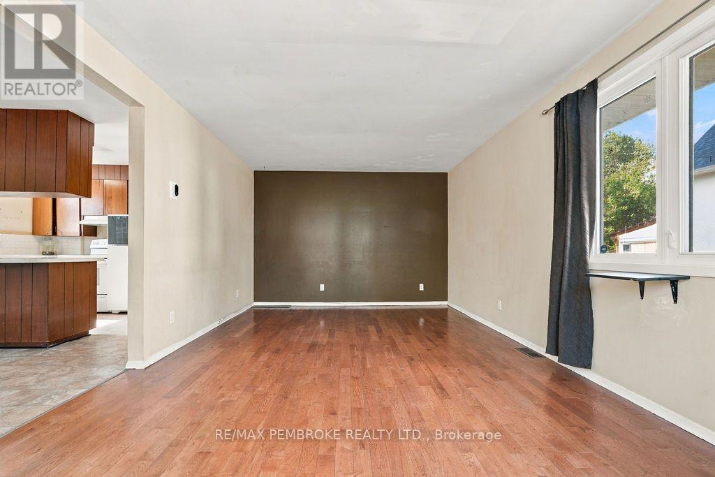 570 Moffat Street Property Photo 10
