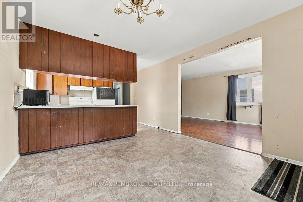 570 Moffat Street Property Photo 12