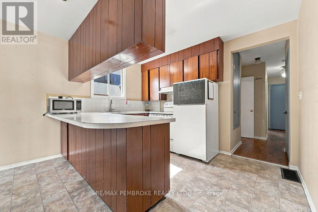 570 Moffat Street Property Photo 14