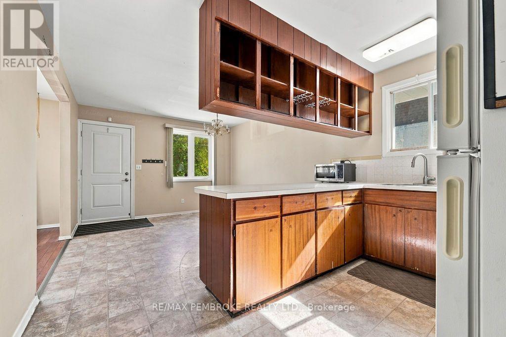 570 Moffat Street Property Photo 15