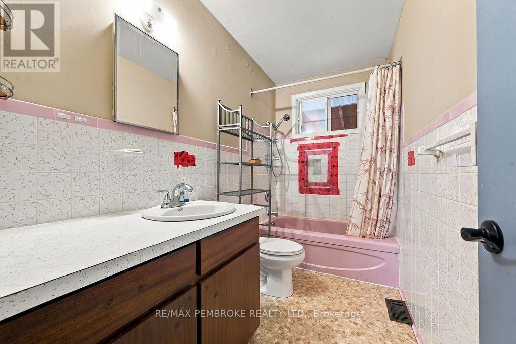570 Moffat Street Property Photo 24