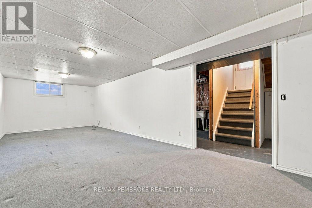 570 Moffat Street Property Photo 29