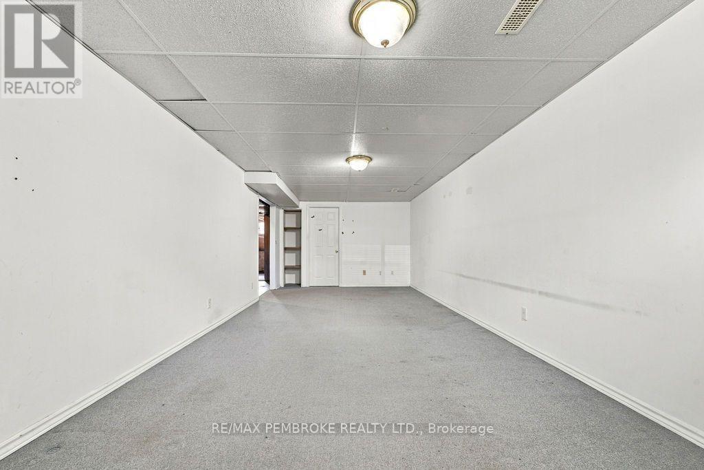 570 Moffat Street Property Photo 31