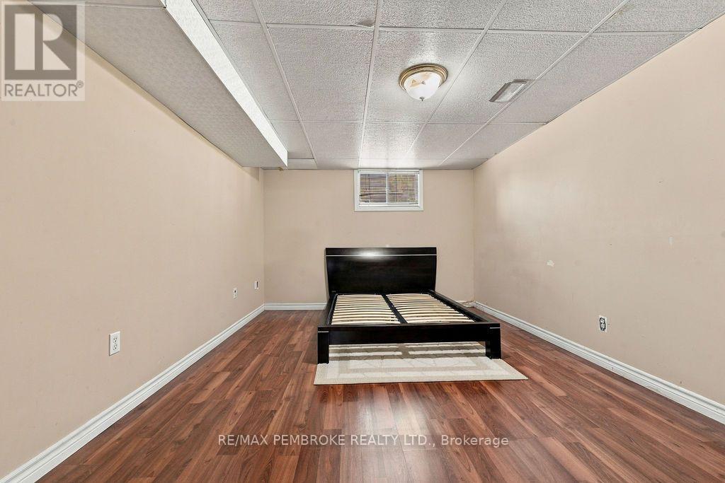 570 Moffat Street Property Photo 32