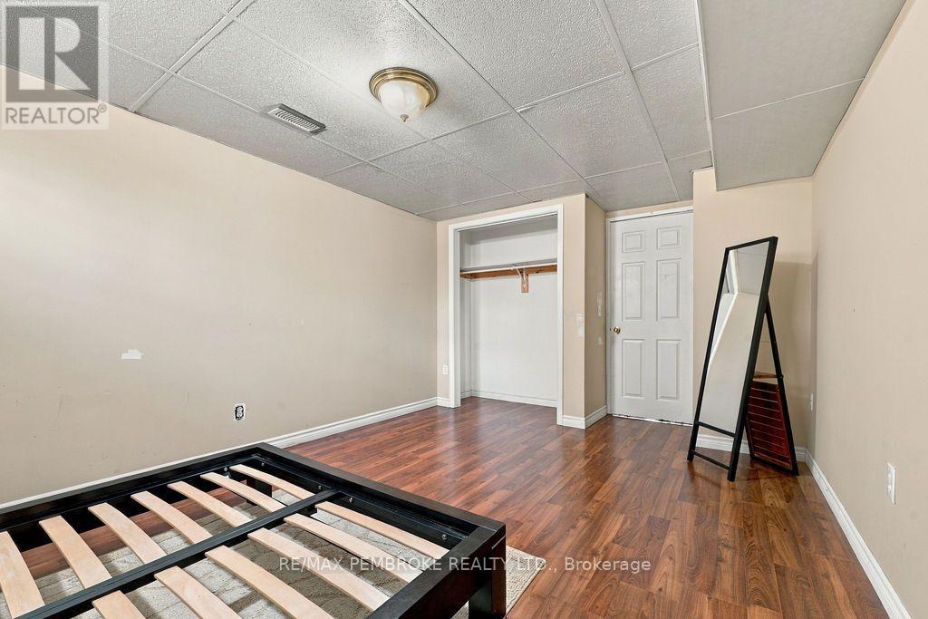 570 Moffat Street Property Photo 33