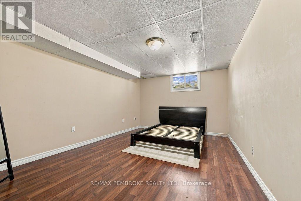570 Moffat Street Property Photo 34