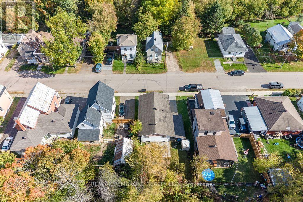 570 Moffat Street Property Photo 44