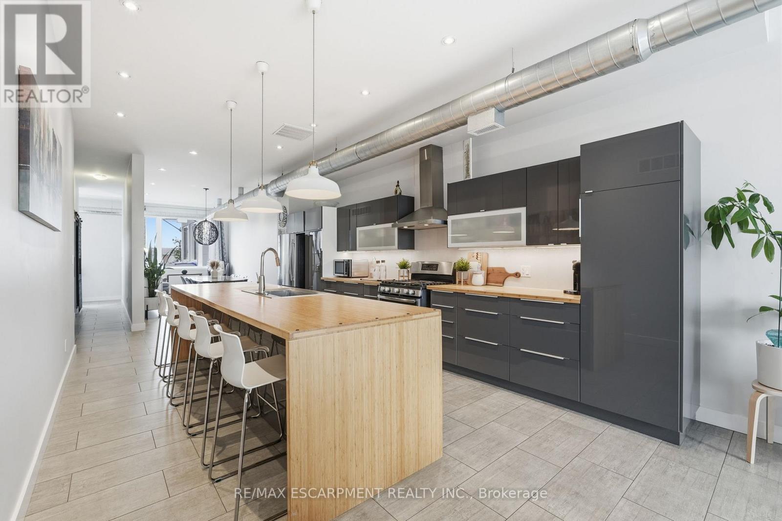 414 John Street Property Photo 8