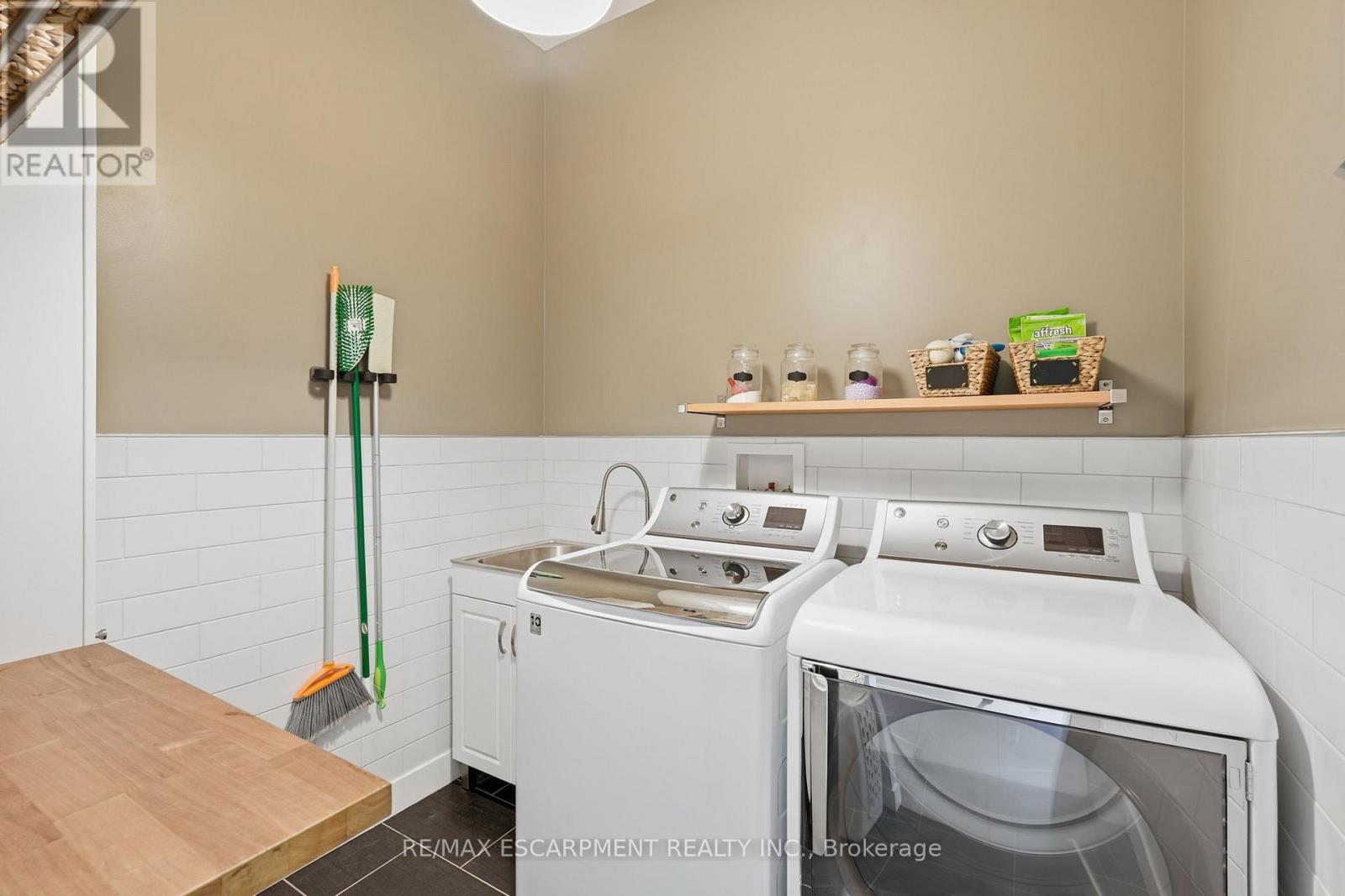 414 John Street Property Photo 39