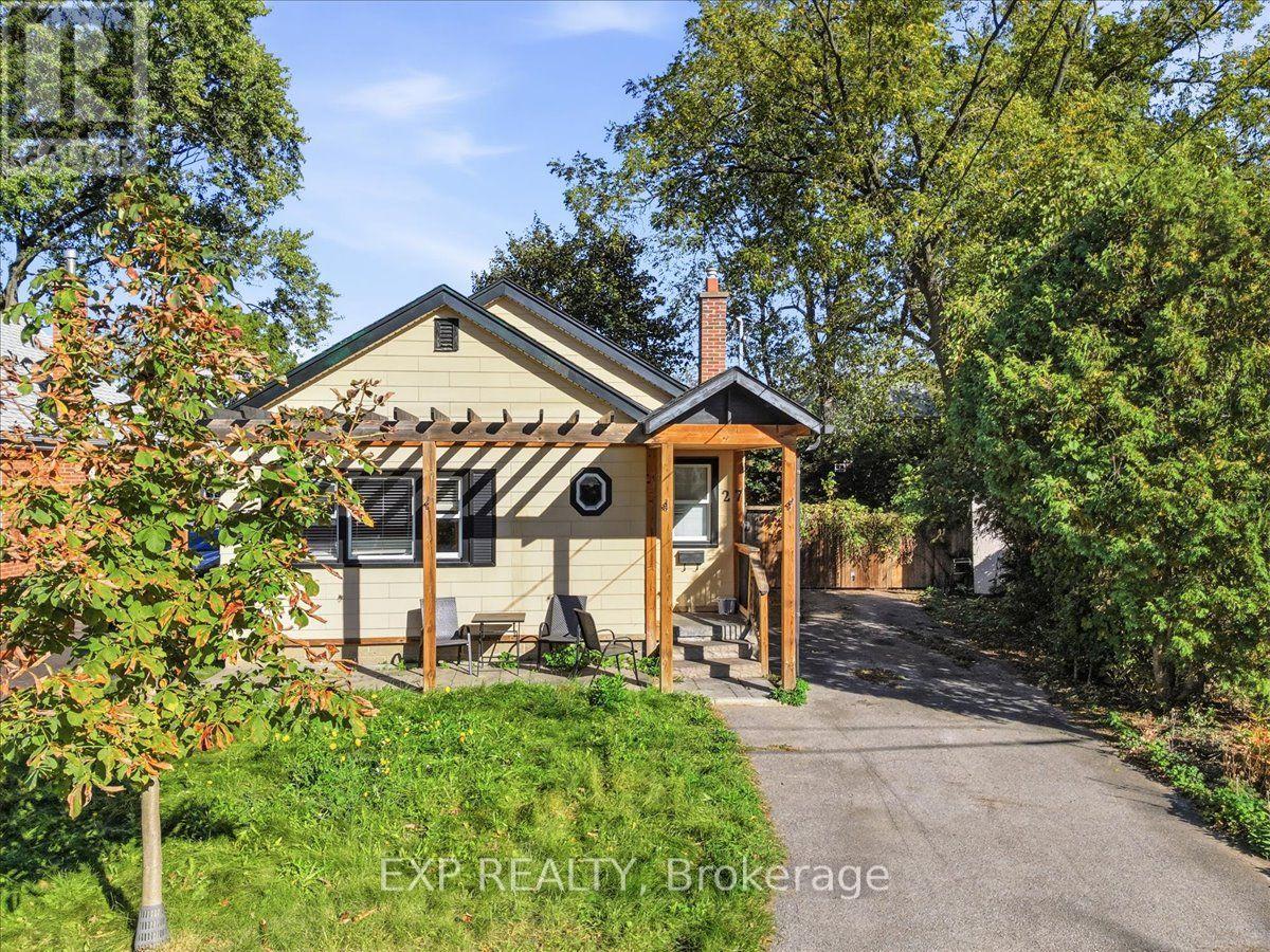 27 Hollywood Street S Property Photo 1