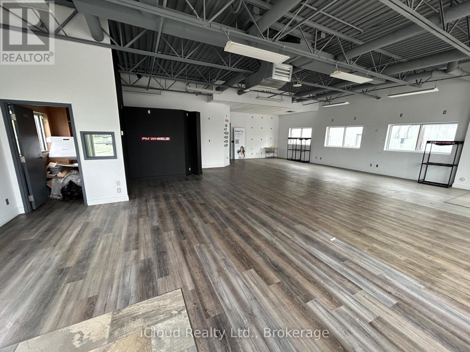 1258 Victoria Street N Property Photo 4