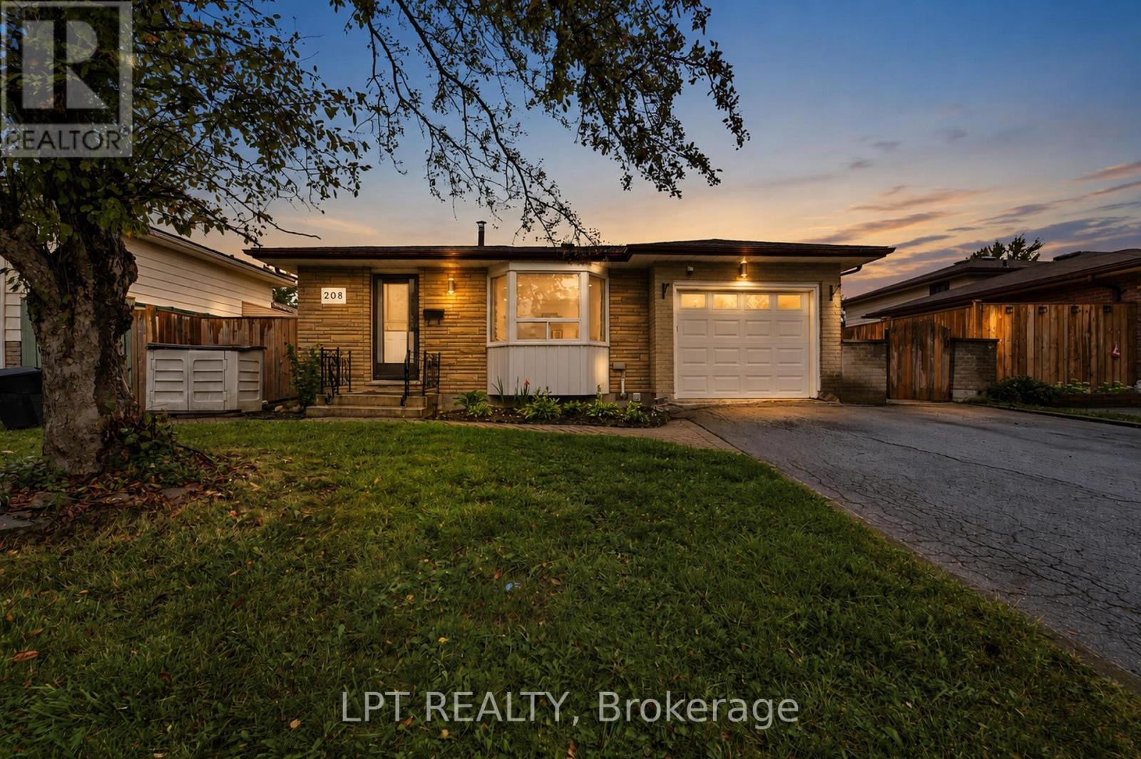 208 Deveron Crescent Property Photo 2
