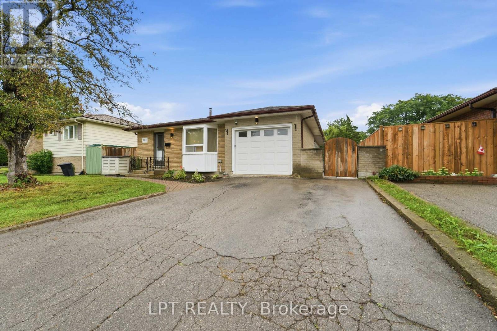 208 Deveron Crescent Property Photo 3