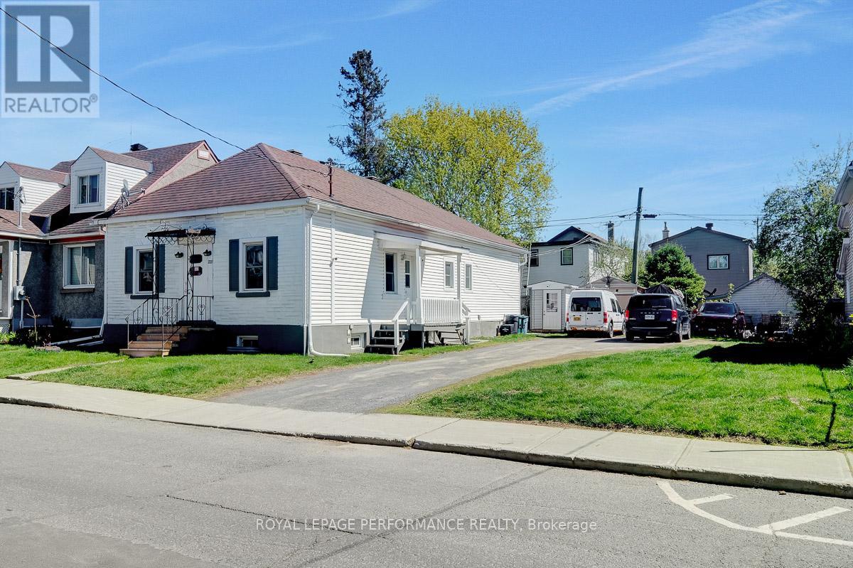 228 Carillon Street Property Photo 3