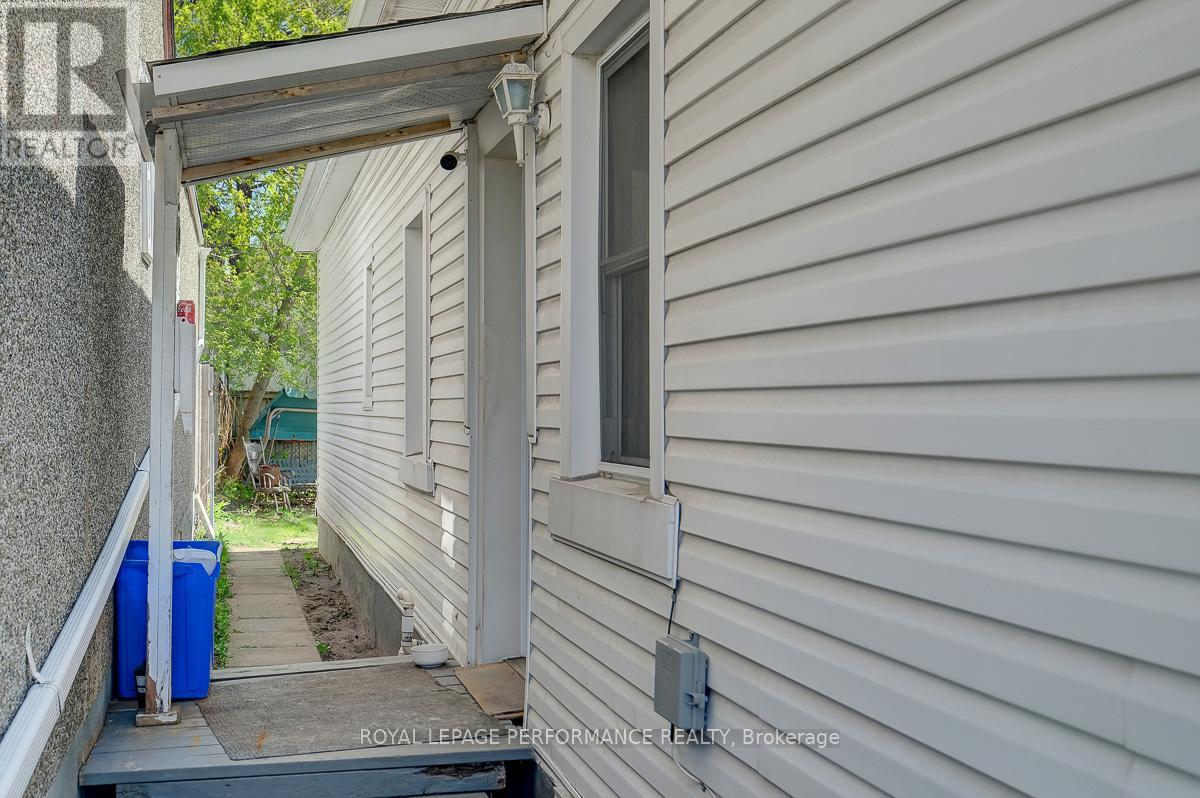 228 Carillon Street Property Photo 16