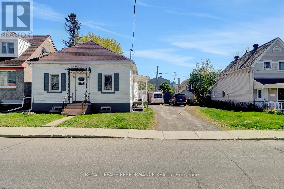 228 Carillon Street Property Photo 2