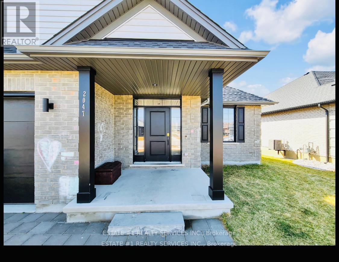 2047 Lockwood Crescent Property Photo 4