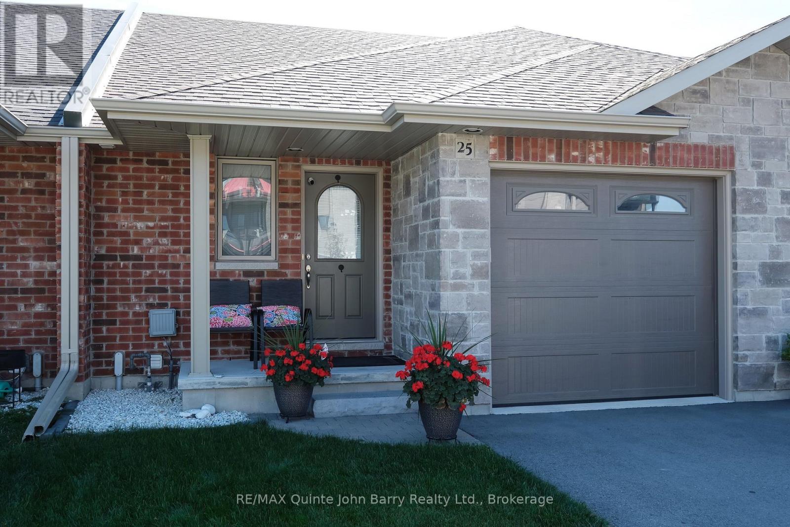 25 Hillside Meadow Drive Property Photo 1