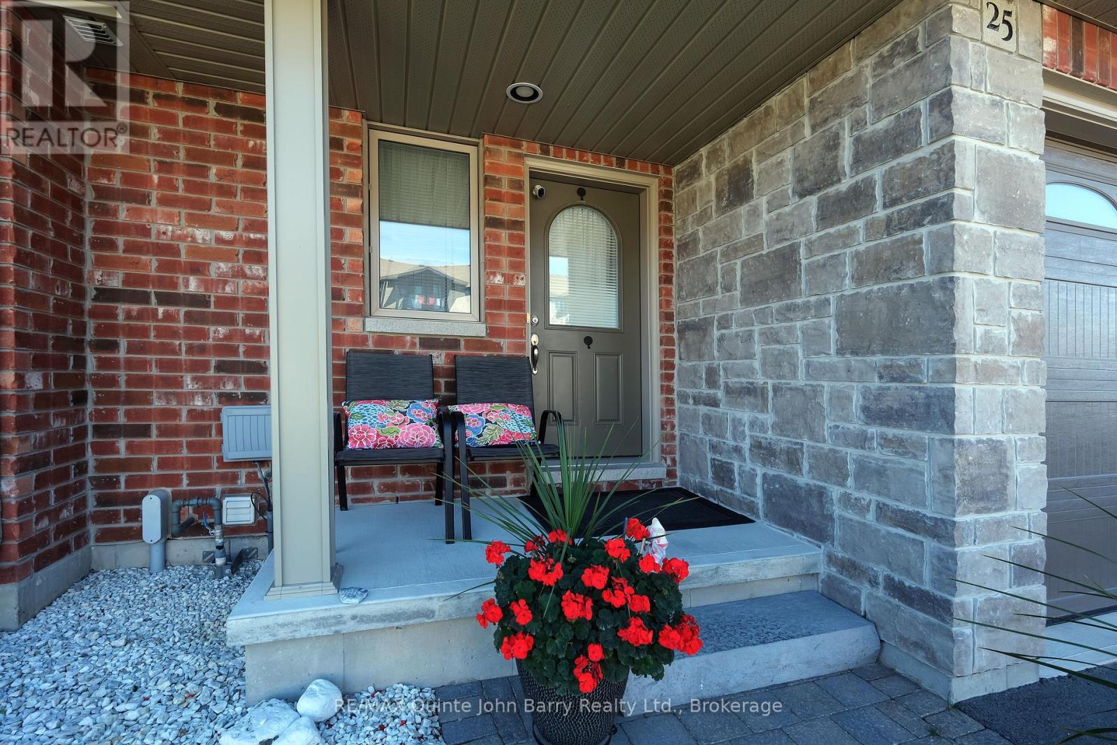 25 Hillside Meadow Drive Property Photo 2