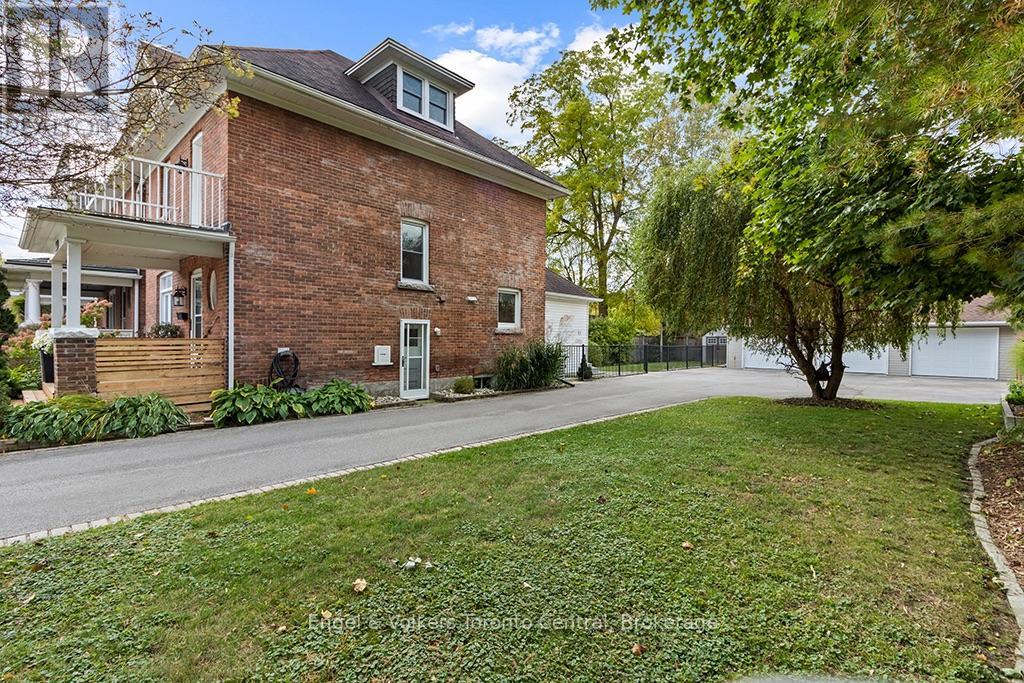 484 2nd Avenue E Property Photo 3