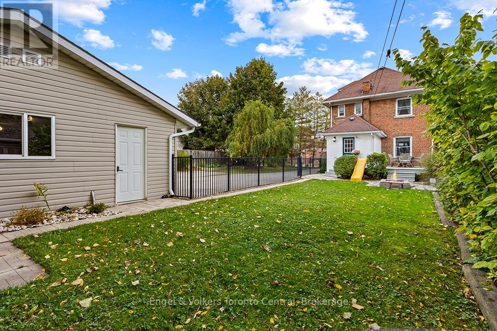 484 2nd Avenue E Property Photo 5
