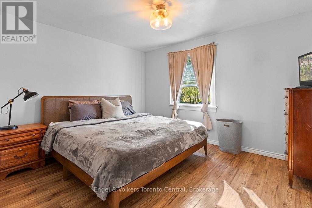 484 2nd Avenue E Property Photo 23