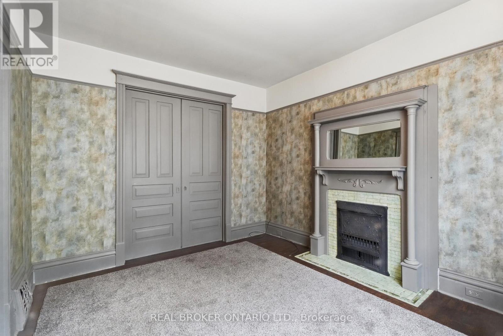 418 Main Street W Property Photo 6