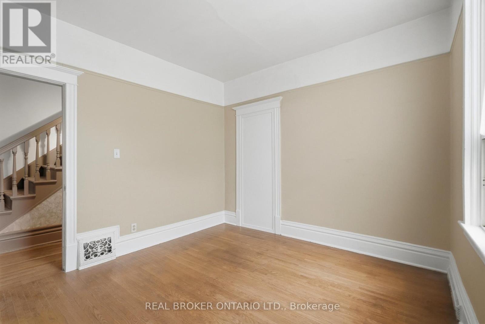 418 Main Street W Property Photo 9