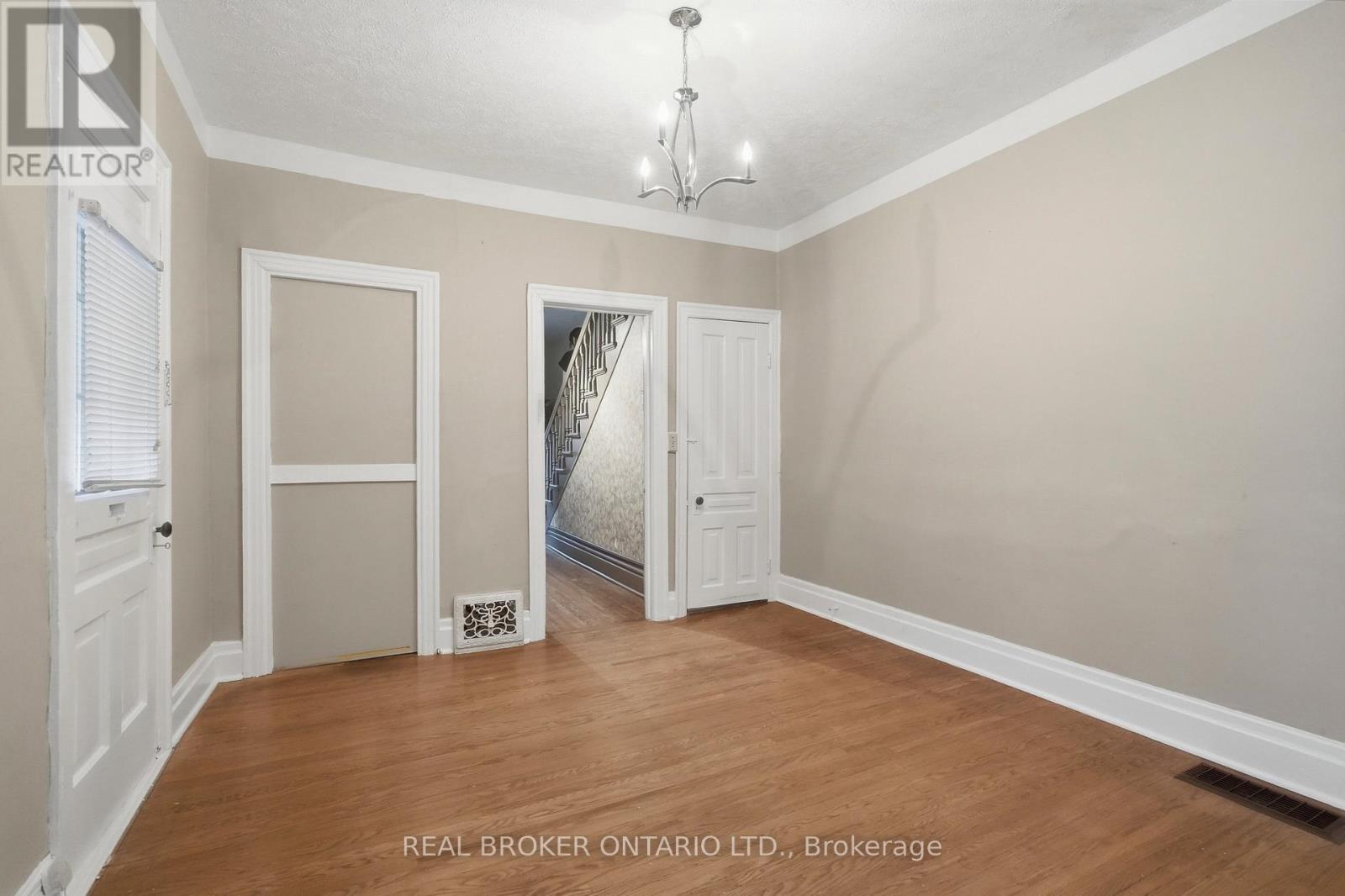 418 Main Street W Property Photo 12