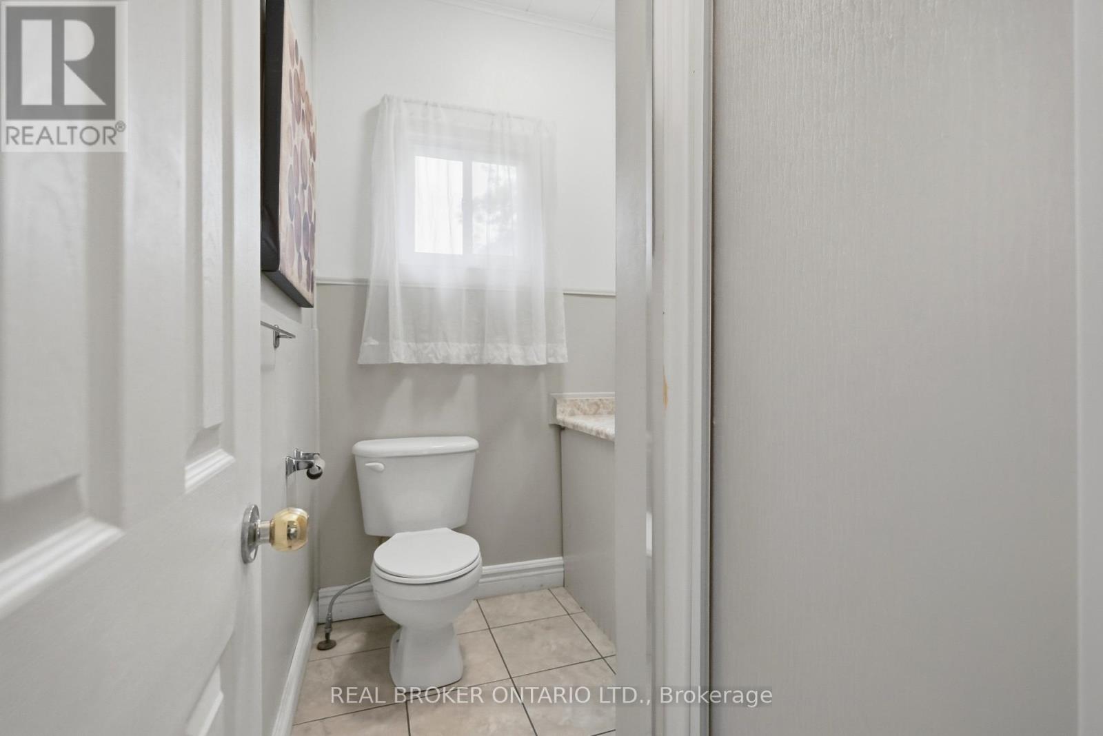 418 Main Street W Property Photo 14