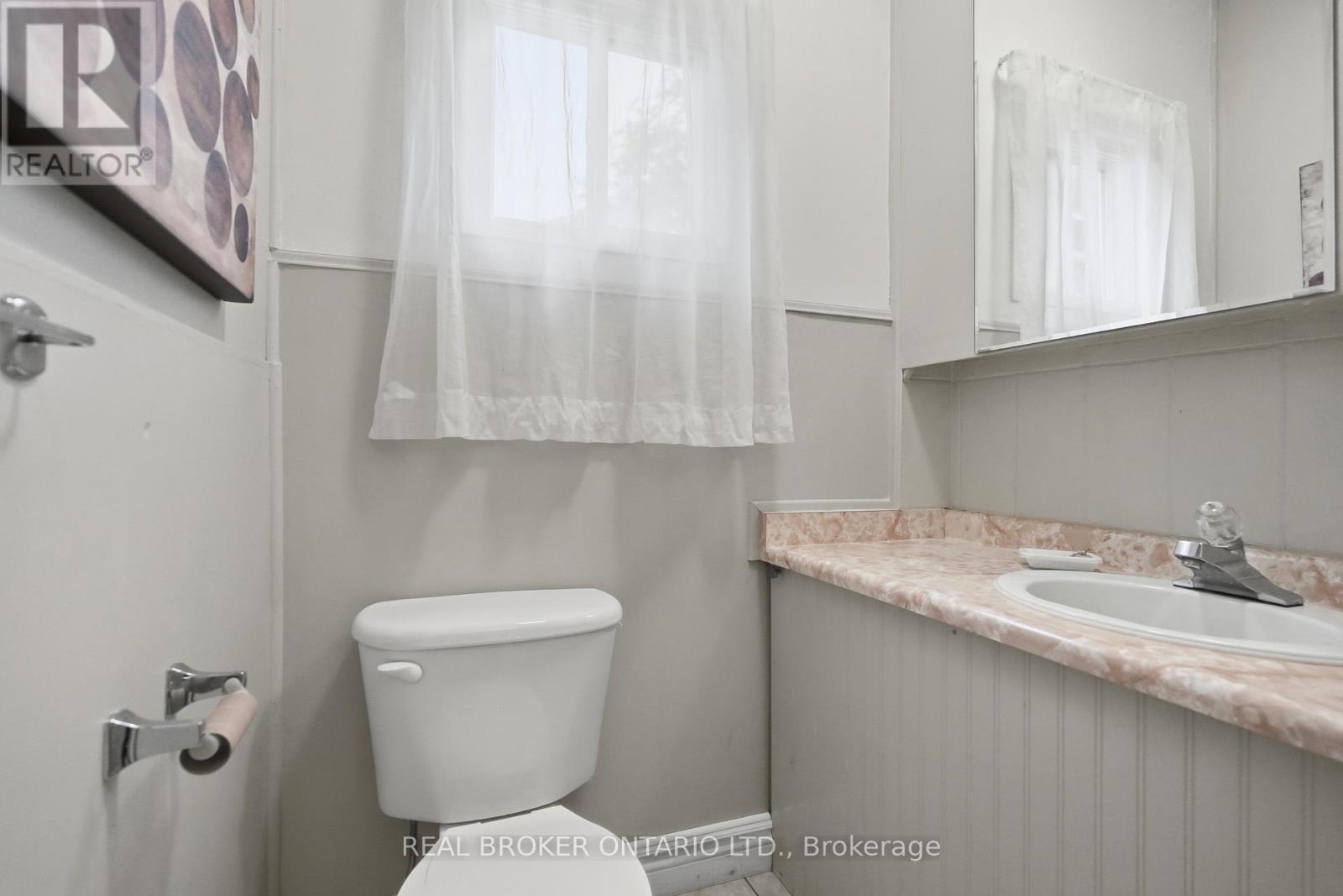 418 Main Street W Property Photo 15