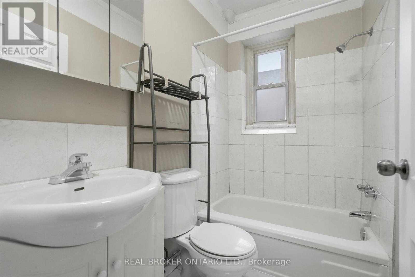 418 Main Street W Property Photo 21