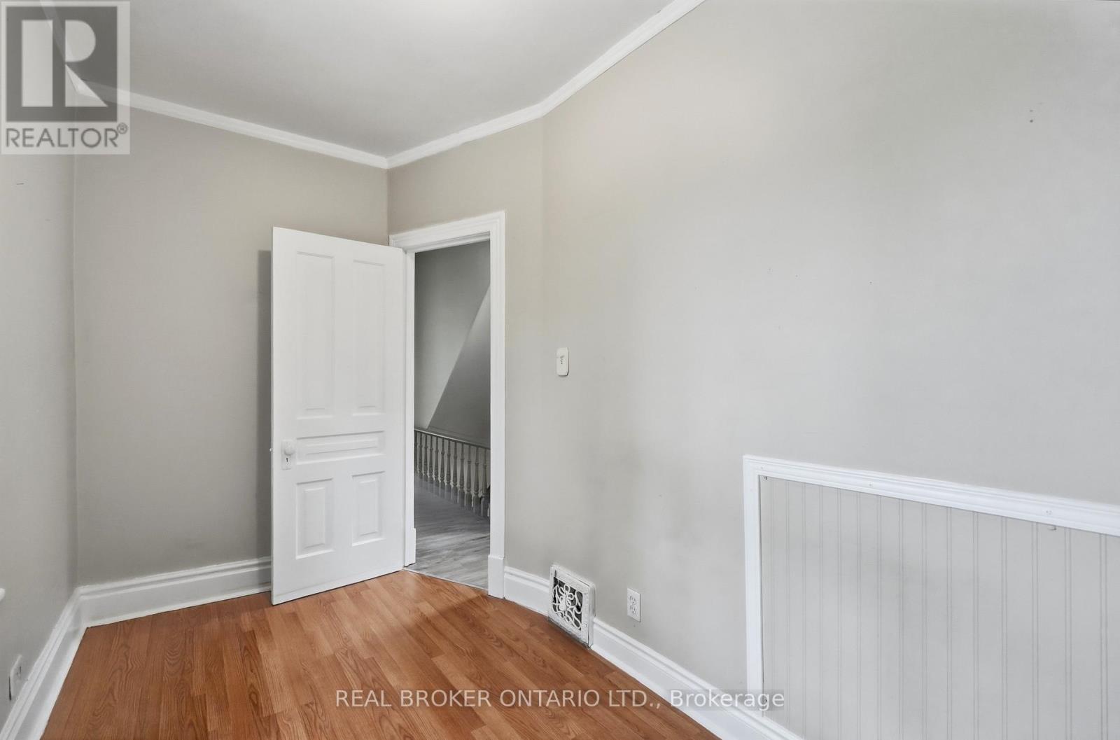 418 Main Street W Property Photo 25