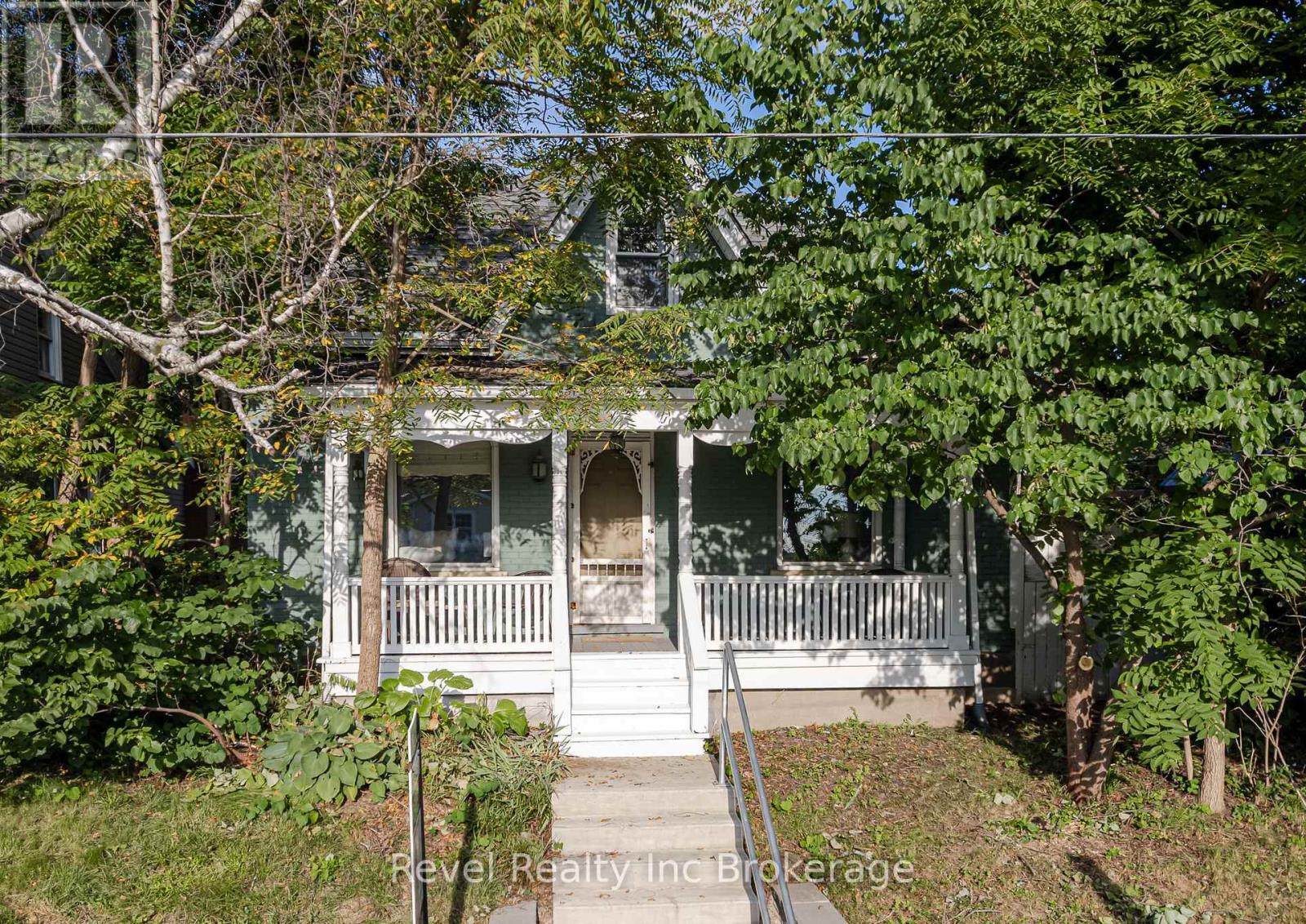 126 Huron Street Property Photo 4