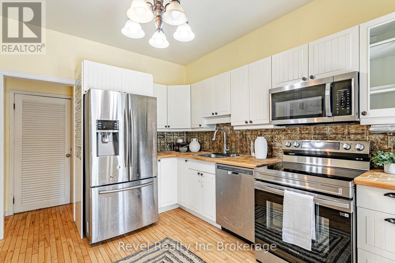 126 Huron Street Property Photo 16