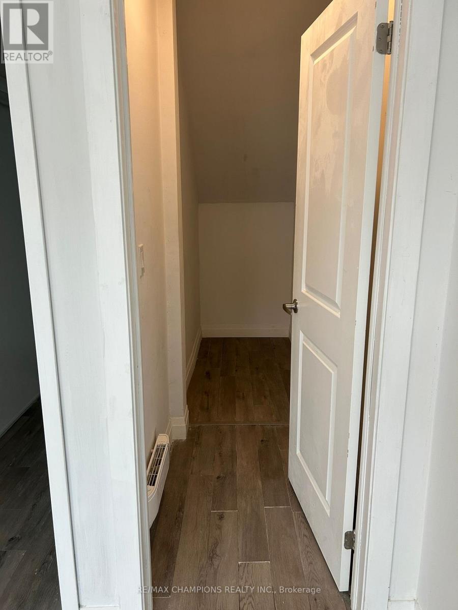 585 Colborne Street Property Photo 5