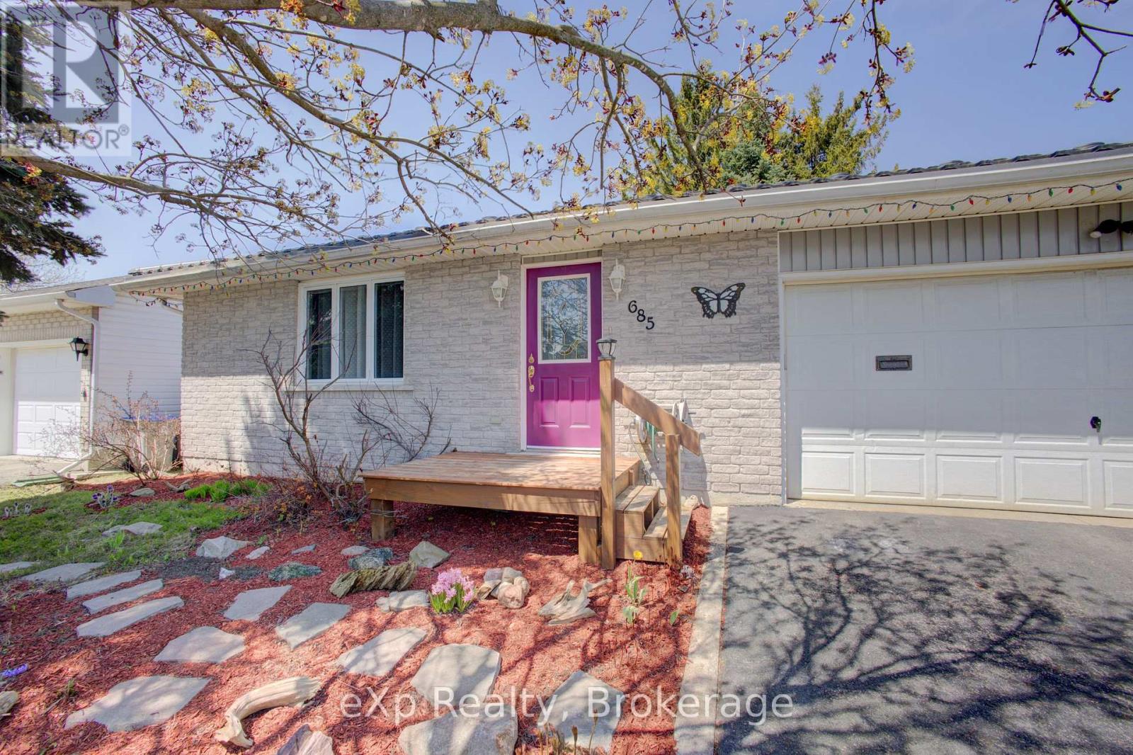685 Reserve Avenue S Property Photo 4