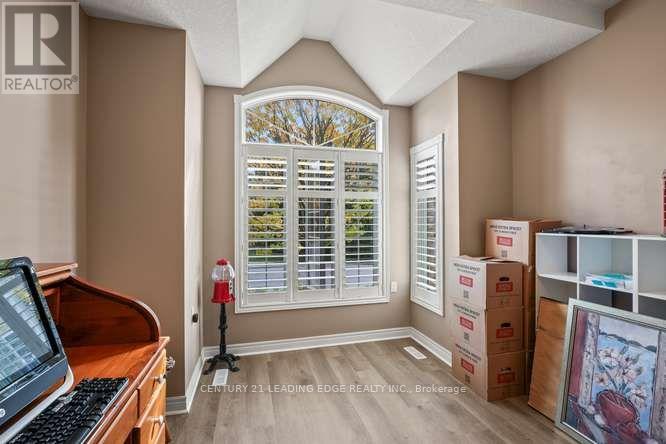 28 - 1574 Richmond Street Property Photo 7