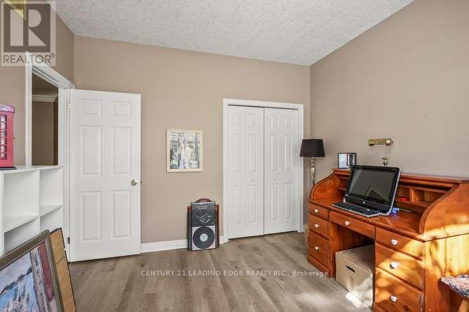 28 - 1574 Richmond Street Property Photo 8
